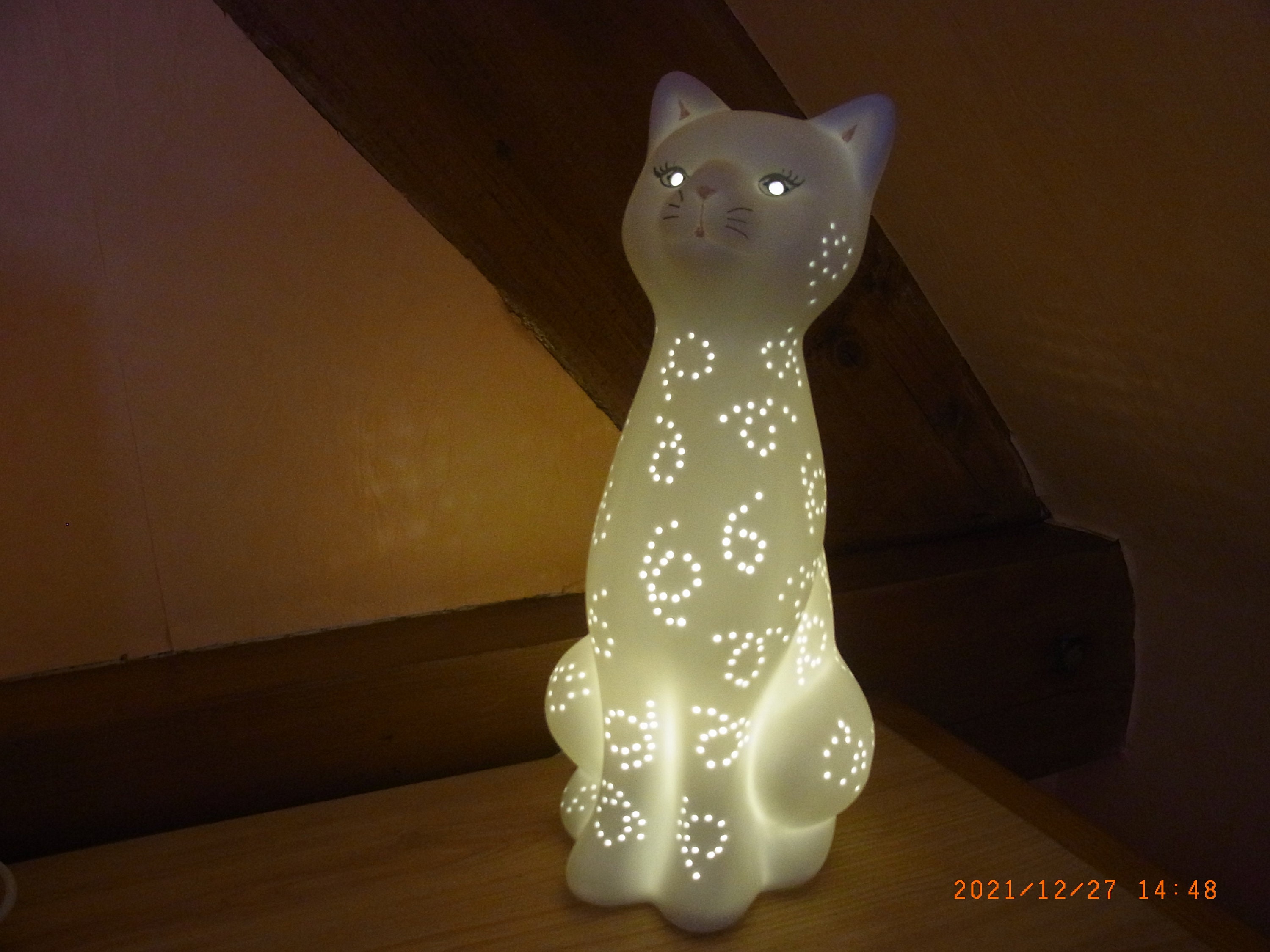 Lampe de Biscuit Porcelaine Ajouré Chatte Blanche