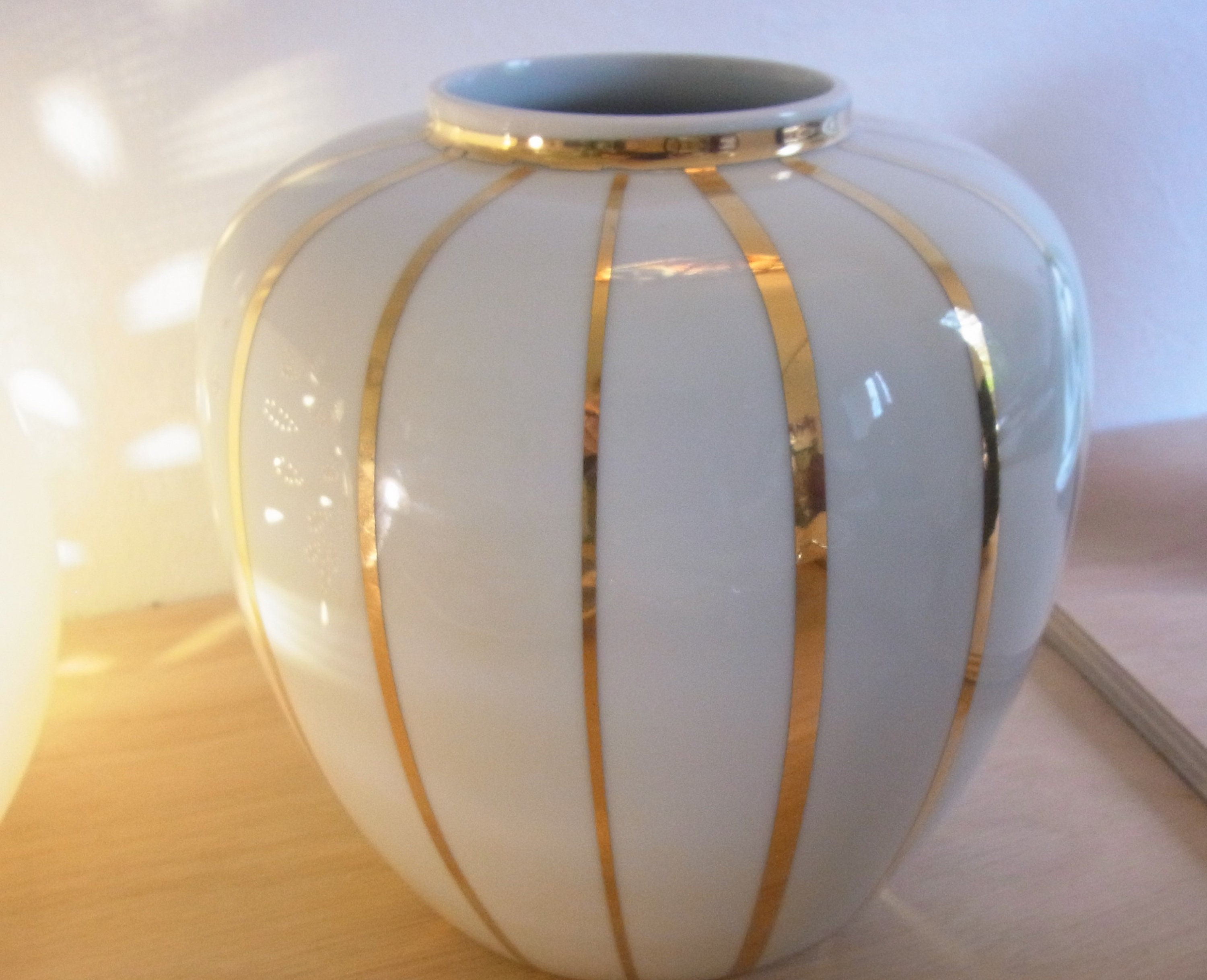 Vase à Bandes d'or Variables de Porcelaine Blanche