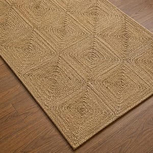 以下が含まれることがあります： 天然のタンカラーの繊維で作られた長方形のラグで、隆起した正方形の幾何学模様が繰り返されています。織り込まれたテクスチャーが表面全体にひし形と正方形の明確なグリッドを作り出し、全体を通して一貫した明るい茶色を示しています。