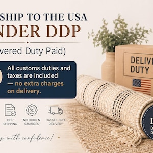 K&ouml;nnte beinhalten: Eine gerollte beigefarbene Matte mit schwarzen Streifen, ein Karton mit dem Text "DELIVERED DUTY PAID USA" und eine amerikanische Flagge. Das Bild enth&auml;lt den Text "WE SHIP TO THE USA UNDER DDP" und "Shop with confidence!"
