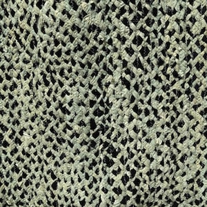 Könnte beinhalten: Nahaufnahme eines gewebten Textils mit sich wiederholendem Muster. Die Textur weist eine hellgrüne und schwarze Farbgebung auf, wodurch ein gitterartiges Design entsteht. Das Material scheint eine Naturfaser zu sein, geeignet für die Inneneinrichtung.