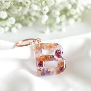 Personalisierter Schlüsselanhänger aus Resin handgemacht und personalisiert Initialien mit Trockenblumen