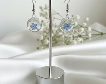Resin Ohrringe mit echter Vergissmeinnicht Blüte – Handgemachter Schmuck mit Blattgold/Blattsilber und 925 Silber Steckern