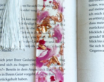 Resin bookmark with dried flowers personalized to give as a gift