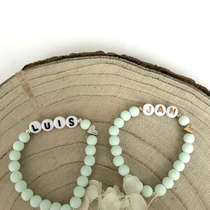 Babynamensarmband mint/ Kinderarmband aus Perlen Personalisiert mit Initialen  Buchstabenperlen Wunschname Liebe Mama Geschenk