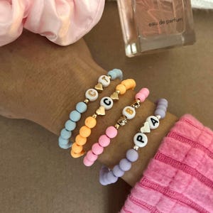 Perlenarmband Personalisiert Initialen  Buchstabenperlen Gold und Silber Wunschname Liebe Freundschaft Mama Geschenk Gastgeschenk