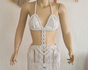Vestido de macramé para festivales: atuendo para fiestas rave con detalles plateados.