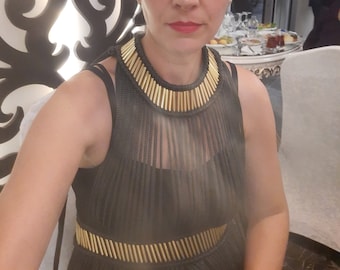 Makramee Festival Kleid: Schwarzes Göttinnen Kleid mit Gold Details, Makramee Weste