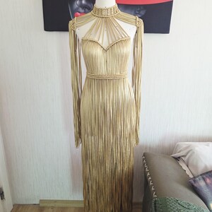Vestido de macramé dorado con flecos: atuendo bohemio para festivales con detalles dorados, disfraz de Cleopatra. imagen 8