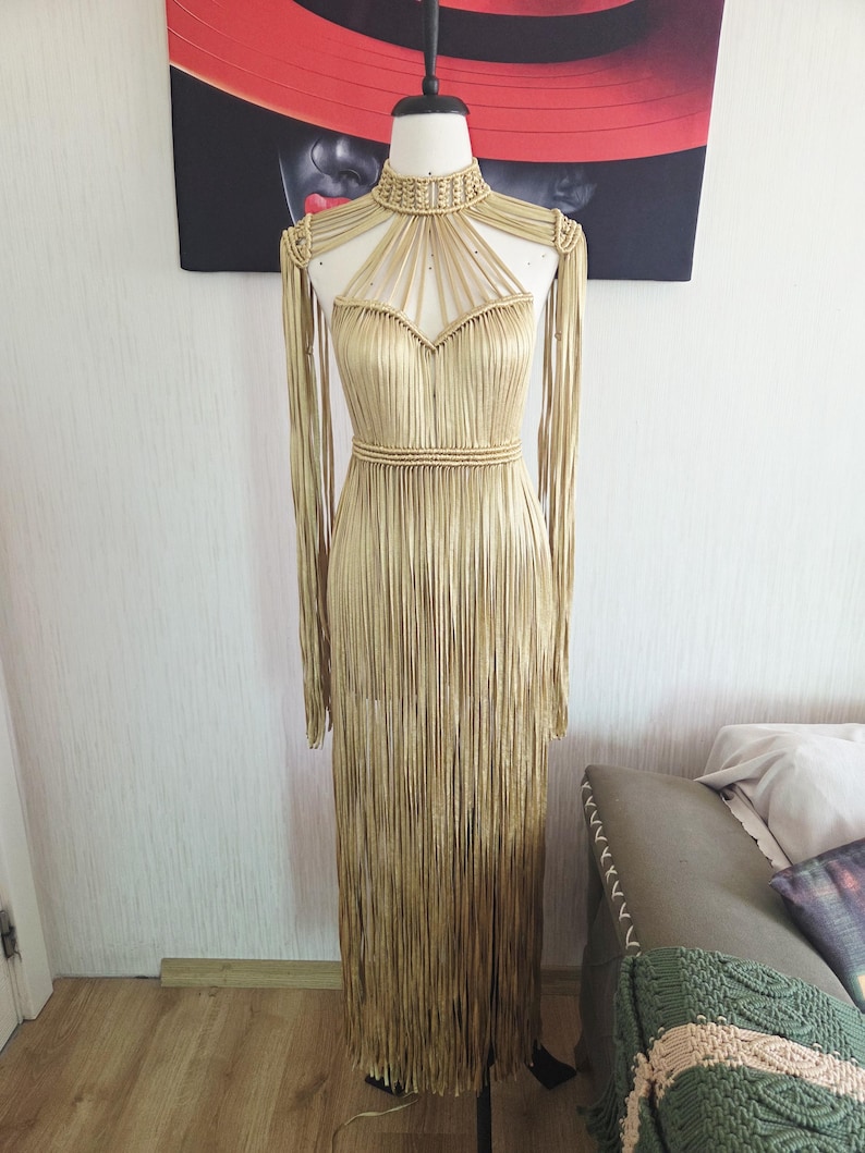 Vestido de macramé dorado con flecos: atuendo bohemio para festivales con detalles dorados, disfraz de Cleopatra. imagen 8