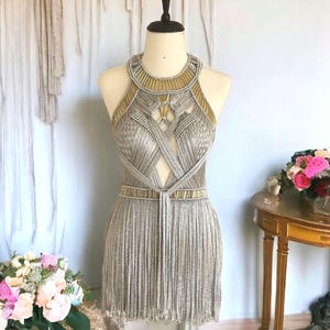 Makramee Festival Kleid: Silbernes Ägyptisches Kostüm mit Gold Metall Tubes