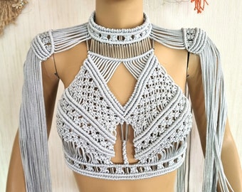 Top de macramé con detalles metálicos: ropa bohemia para festivales