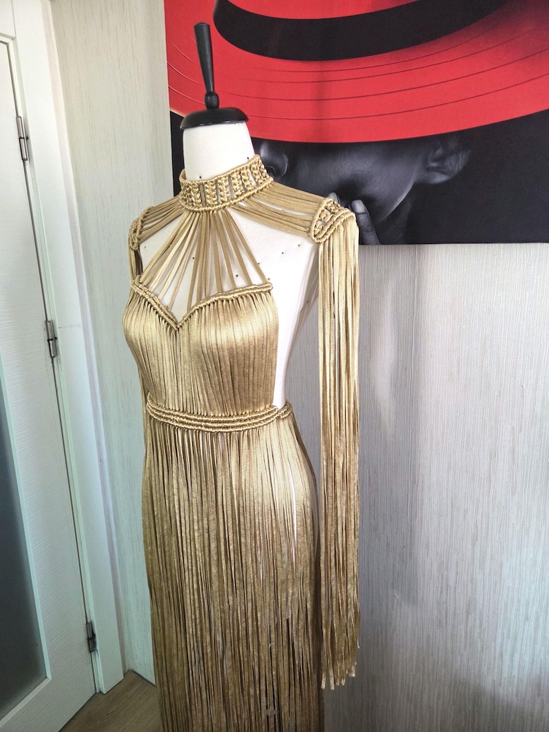 Vestido de macramé dorado con flecos: atuendo bohemio para festivales con detalles dorados, disfraz de Cleopatra. imagen 5