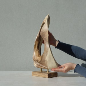 19-inch handgemaakte walnoothouten sculptuur | Minimalistisch natuurlijk ontwerp | Uniek huisdecor |