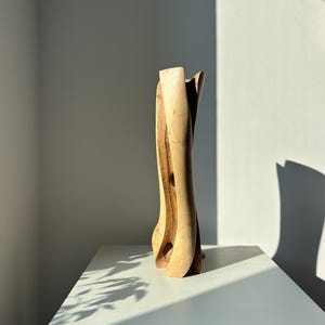 Lutande Tystnad | Handskuren Valnötsvas | Skulpturell Trävas med Glasrör