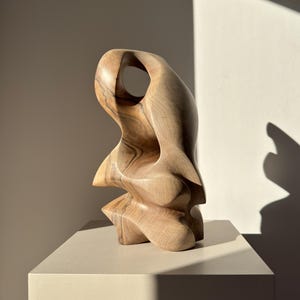 Quase Grátis | Escultura abstrata em madeira | Arte em nogueira esculpida à mão | Forma orgânica moderna em madeira