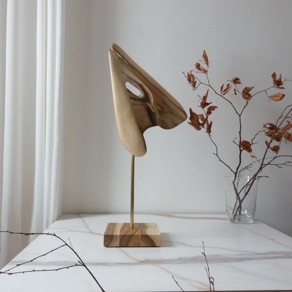 Sculpture abstraite en bois de 61 cm, art contemporain, une statue au design minimaliste posée sur un socle