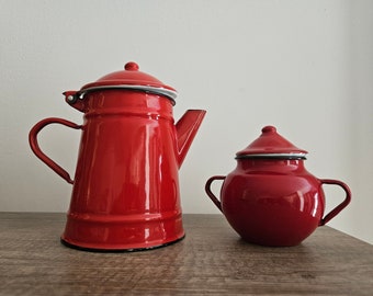 Geëmailleerde theepot en suikerpot uit de jaren 90. Bloempotten, vooral in keukens, boerderijen, restaurants, landhuizen, etc.