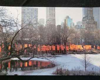 Christo en Jeanne Claude "The Gates, Central Park, New York City, 1979" vintage poster. Afmetingen 51 x 76 cm.