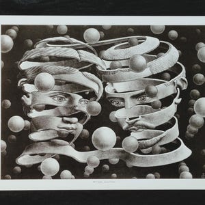 Könnte beinhalten: Ein schwarz-weißer Kunstdruck, der zwei menschliche Köpfe zeigt, die als spiralförmige Bänder dargestellt sind, umgeben von schwebenden Kugeln unterschiedlicher Größe vor einem dunklen Hintergrund. Der Text M.C. ESCHER - BOND OF UNION steht unten mittig.