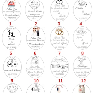K&ouml;nnte beinhalten: Eine Sammlung von sechzehn ovalen Aufklebern f&uuml;r Hochzeitsgeschenke, nummeriert von eins bis sechzehn. Jeder Aufkleber zeigt schwarzen Text und verschiedene Illustrationen wie Eheringe, Paare, Autos und Tauben mit personalisierten Namen und Daten.