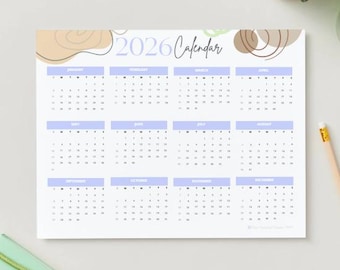 Pode incluir: Um calendário de 2026 com um design minimalista. O calendário apresenta um fundo branco com layouts mensais em azul claro. O ano "2026 Calendar" está escrito em estilo manuscrito. Formas abstratas decorativas em castanho e verde no fundo.