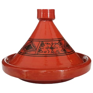Peut inclure: Une tagine en céramique rouge avec un couvercle conique et des motifs géométriques noirs. La tagine est un pot de cuisson traditionnel marocain.