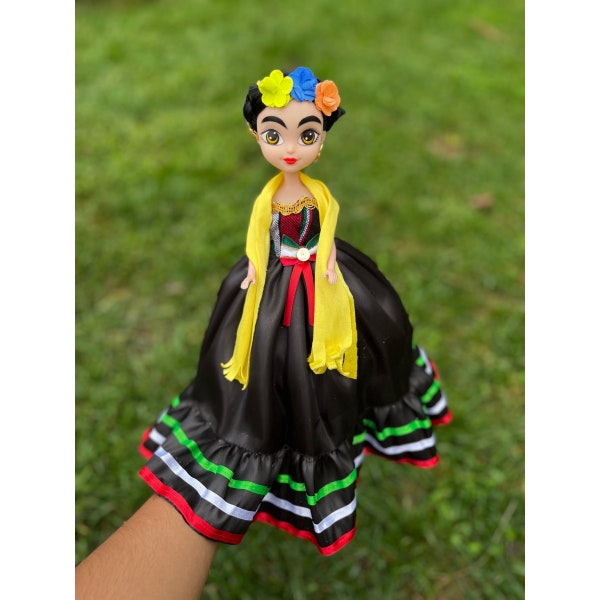 Frida doll with a traditional dress, Muneca de frida Kahlo con vestido tradicional