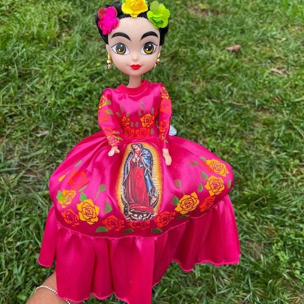 Frida doll with a fuchsia virgen de guadalupe dress, Muneca de frida Kahlo con vestido de la virgen de guadalupe