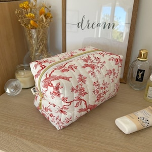 Grande trousse de toilette en toile de jouy rouge matelassée, taille M ou L, trousse personnalisable