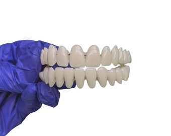 Denti finti realistici / Set dentale superiore e inferiore di qualità premium / Protesi in resina acrilica di colore naturale / Sostituisci o ripara il dente mancante