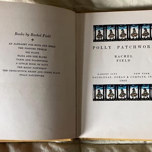 Puede incluir: Libro abierto con el título "Polly Patchwork" de Rachel Field. Las páginas crema muestran texto negro. La página izquierda enumera otros libros del autor. La página derecha incluye ilustraciones y la información del editor.