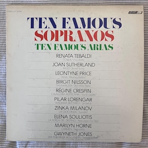 以下が含まれることがあります： 「Ten Famous Sopranos」と題された、10人のソプラノ歌手と彼らのアリアが記載された、ヴィンテージのビニールレコードアルバムのカバー。カバーは白地で、タイトルは青、赤、緑で表示されています。