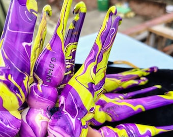 Juego de ganchos de ganchillo de madera hechos a mano en verde y morado: diseño ergonómico.