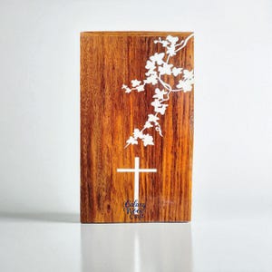 Urne funéraire personnalisée en bois de rose : croix et incrustation florale en résine époxy