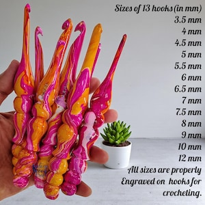 Juego de ganchos de ganchillo de madera rosa y amarillo hechos a mano: diseño ergonómico.