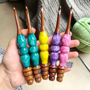 Crochets colorés faits main en bois et résine époxy : outil de création ergonomique