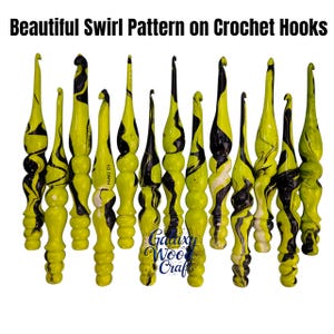 Ensemble de crochets en bois vert et noir fabriqués à la main : outil ergonomique pour le fil