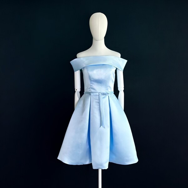 Élégante robe de cocktail en satin bleu glacier aux épaules dénudées de style vintage des années 50