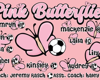 Puede incluir: Pancarta de equipo de fútbol rosa y blanca con las palabras "Pink Butterflies" en la parte superior. La pancarta presenta una mariposa rosa con un balón de fútbol, y los nombres de los jugadores y sus números. La pancarta también incluye los nombres de los entrenadores.