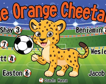 Puede incluir: Una pancarta colorida de un equipo de fútbol con una mascota de guepardo naranja pateando un balón de fútbol. La pancarta presenta el nombre del equipo "The Orange Cheetahs" y los nombres y números de los jugadores: Shay 3, Luke 7, Wyatt 4, Easton 6, Benjamin 8, Wesley 2, Jacob 5. La pancarta también incluye el nombre del entrenador, Hanna.
