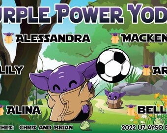 Puede incluir: Un personaje de dibujos animados morado con orejas grandes y una túnica marrón patea un balón de fútbol blanco y negro. El personaje está rodeado de un fondo de bosque verde con otros personajes de dibujos animados. El texto "PURPLE POWER YODAS" está en la parte superior de la imagen. El texto "COACHES: CHRIS AND BRIAN" está en la parte inferior izquierda de la imagen. El texto "2022 U7 AYSO Bonita" está en la parte inferior derecha de la imagen.