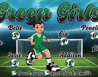 Puede incluir: Pancarta del equipo de fútbol Green Girls con una niña de dibujos animados pateando un balón de fútbol. La pancarta incluye el nombre del equipo, los nombres de las jugadoras y los números. El texto dice: Green Girls, Belle 2, Sadie 5, Josie 3, Lia 4, Addison 8, Penelope 6, Liana 7, Entrenador: Jose, Asistente del entrenador: Emilio.