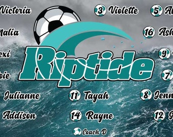 Puede incluir: Una pancarta de equipo de fútbol azul verdoso y blanco con la palabra "Riptide" en letras grandes azul verdoso. La pancarta presenta un balón de fútbol y un diseño de ola. La lista del equipo está indicada con números y nombres.