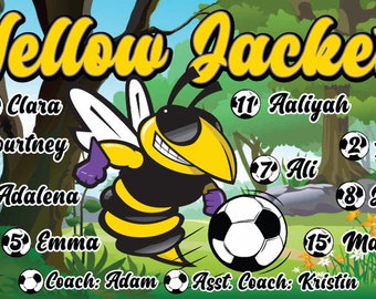 Puede incluir: Una abeja de dibujos animados amarilla y negra con guantes morados patea un balón de fútbol. La abeja está frente a un fondo de bosque verde con una pancarta que dice "Yellow Jackets". La pancarta también enumera los nombres y los números de los jugadores del equipo, incluyendo Clara, Couriney, Adalena, Emma, Aaliyah, Lola, Ali, Jena y Maia. La pancarta también enumera los nombres de los entrenadores: Adam y Kristin.