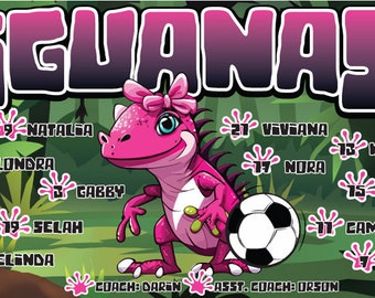 Puede incluir: Un iguana rosa con un lazo rosa en la cabeza sostiene un balón de fútbol. El iguana está rodeado de un fondo de jungla verde con huellas de manos rosas y nombres de jugadores. El texto "IGUANAS" está en la parte superior de la imagen. El texto "COACH: DAREN ASST. COACH: ORSON" está en la parte inferior de la imagen.