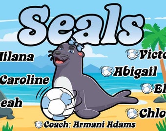 Puede incluir: Una pancarta de equipo colorida con la palabra "Seals" en una fuente de burbujas azul y blanca. La pancarta presenta una foca de dibujos animados con un lazo azul, sosteniendo una pelota de fútbol. Los nombres de los miembros del equipo están listados alrededor de la foca: Milana, Caroline, Leah, Victoria, Abigail, Elyse y Chloe. El texto "Coach: Armani Adams" está en la parte inferior de la pancarta.