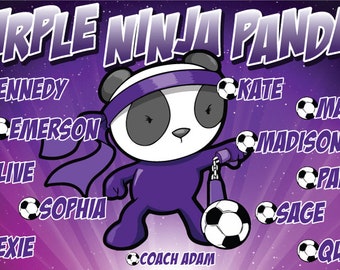 Puede incluir: Un panda morado y blanco con un traje de ninja morado y una máscara negra para los ojos. El panda sostiene un nunchaku y una pelota de fútbol. El texto "PURPLE NINJA PANDAS" está en la parte superior de la imagen. Los nombres de los miembros del equipo están listados alrededor del panda, incluyendo "Kennedy", "Emerson", "Olive", "Lexie", "Sophia", "Kate", "Madi", "Madison", "Sage", "Parker", y "Quinn". El texto "COACH ADAM" está en la parte inferior de la imagen.