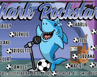 Puede incluir: Un tiburón azul de dibujos animados con un lazo rosa canta en un micrófono. El tiburón está de pie sobre un balón de fútbol. La imagen es una lista de equipo para un equipo de fútbol llamado "Shark Rockstars". La lista incluye los nombres de los jugadores, entrenadores y patrocinador.