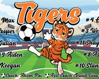 Puede incluir: Una pancarta de equipo de fútbol colorida con un tigre de dibujos animados pateando un balón de fútbol. La pancarta presenta el nombre del equipo "Tigers" y los nombres de los jugadores con sus números de camiseta. La pancarta también incluye los nombres de los entrenadores.